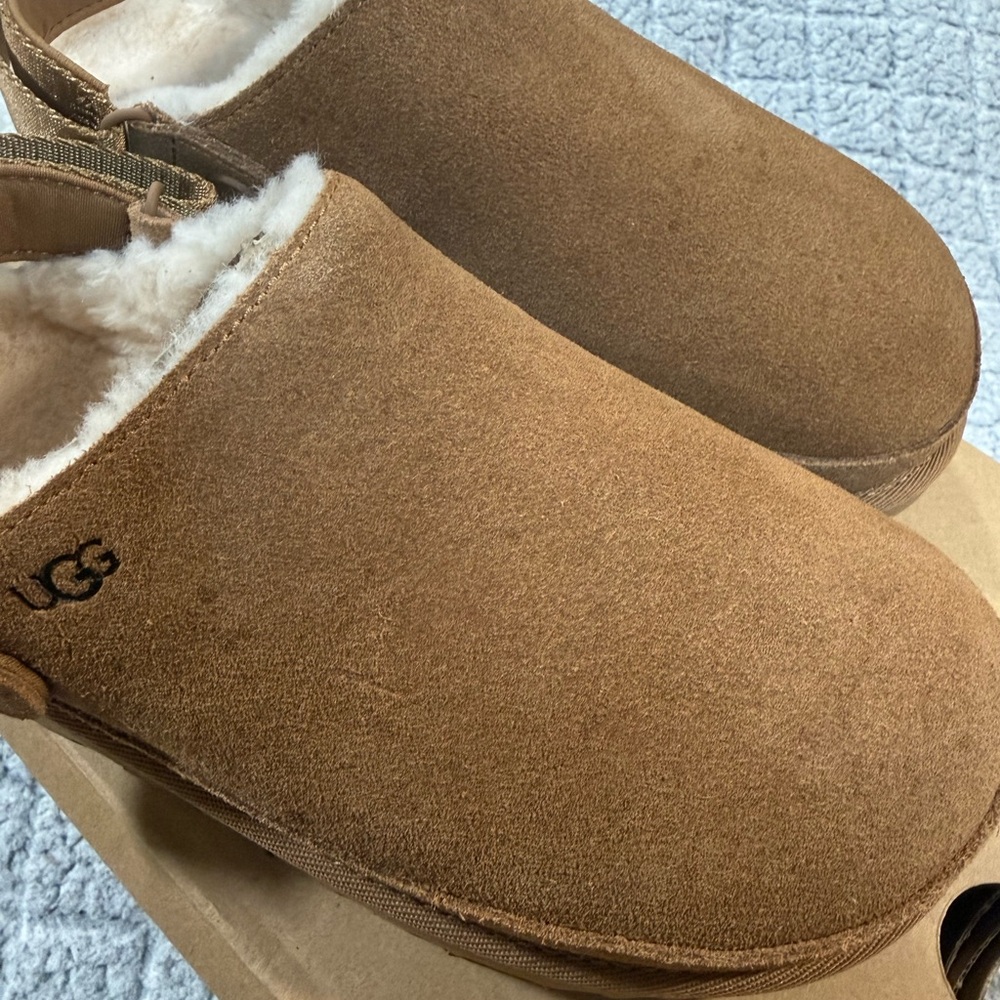 UGG Goldenstar Cozy Slipper/Clog - Picture 4 of 8